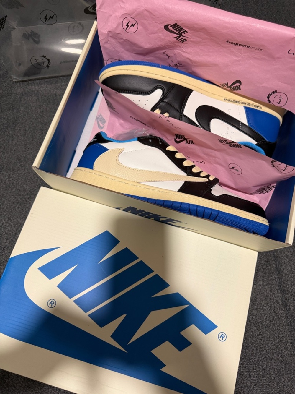 Nike Low-Top Sneakers in Blue, White & Pink